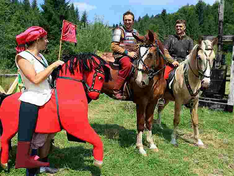 На «Ту Стані» грали в середньовічне регбі та змагались на конях