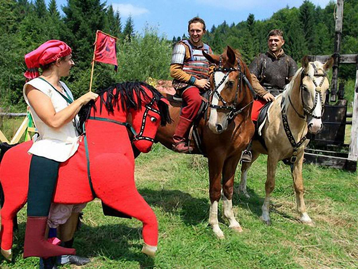 На «Ту Стані» грали в середньовічне регбі та змагались на конях