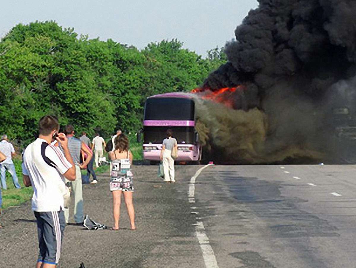 На Херсонщині горів автобус, який перевозив 27 людей