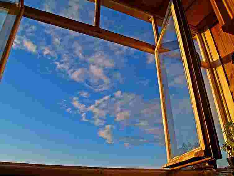 У Львові, зачинена у квартирі жінка, випала з п’ятого поверху