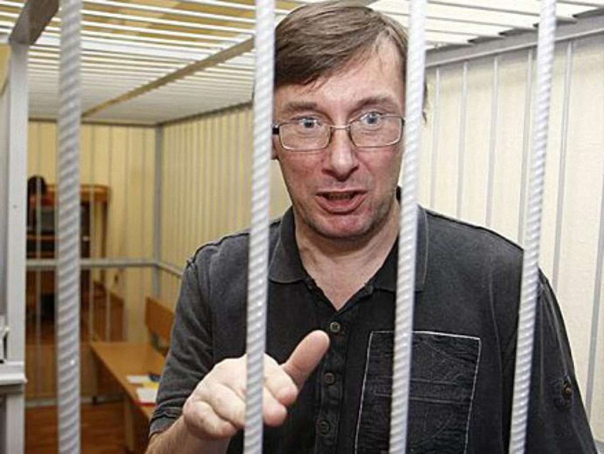 Луценко попросив суддю викликати санітарів до прокурорів