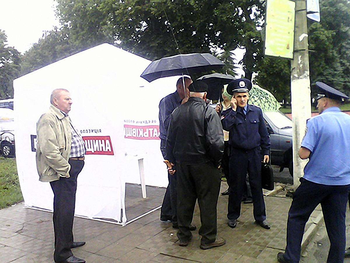 На Рівненщині невідомі напали на агітатора від опозиції