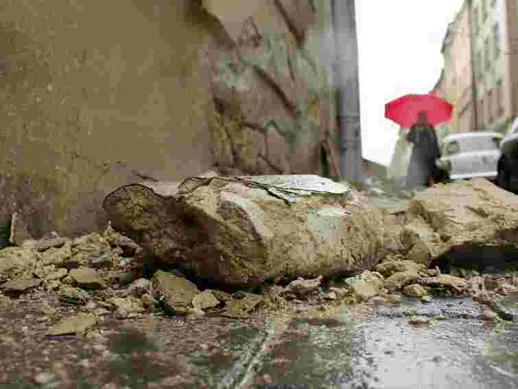 У центрі Львова з будинку обвалилася ліпнина