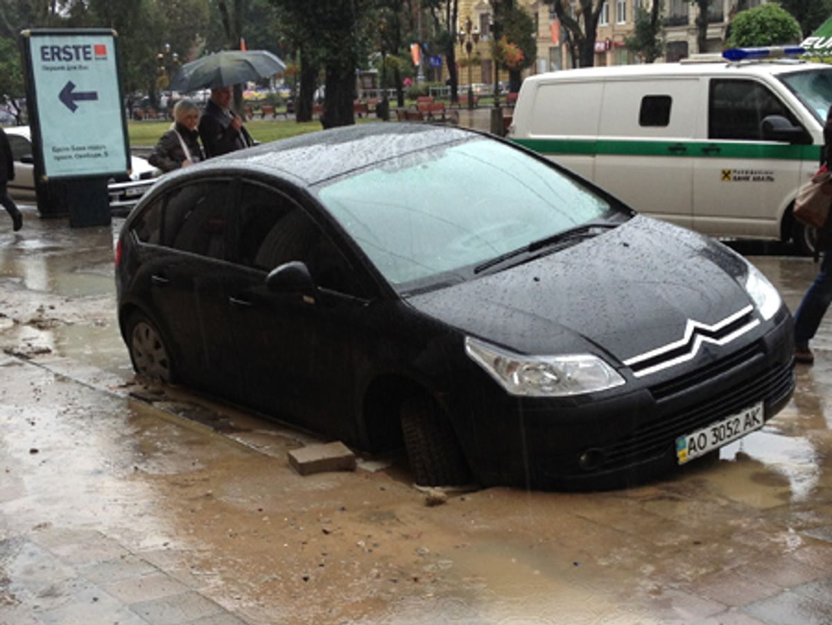 У центрі Львова автомобіль провалився на тротуарі. Фото