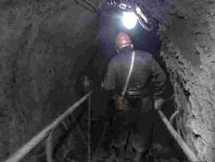 На Донеччині у шахті застрягли двоє гірників