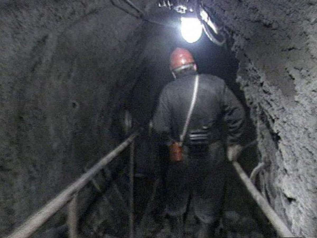 На Донеччині у шахті застрягли двоє гірників