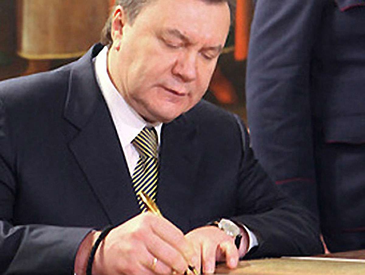 Янукович підписав закон про зайнятість населення