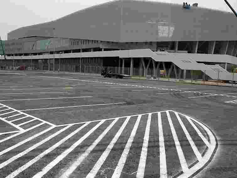 Після матчу Україна-Чехія поблизу стадіону прибирали 16 двірників