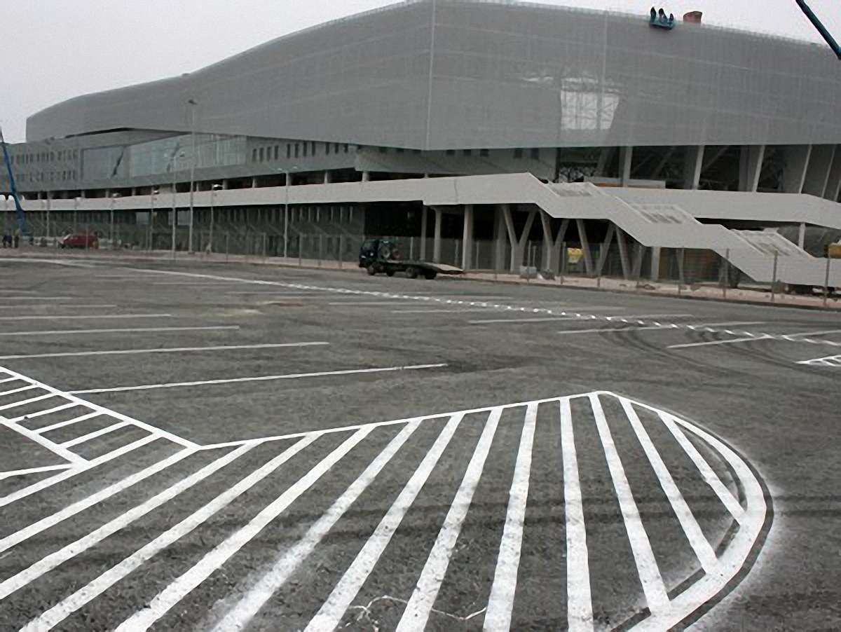 Після матчу Україна-Чехія поблизу стадіону прибирали 16 двірників