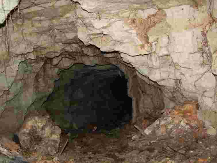 На кордоні зі Словаччиною виявили тунель, підкопаний під магазином