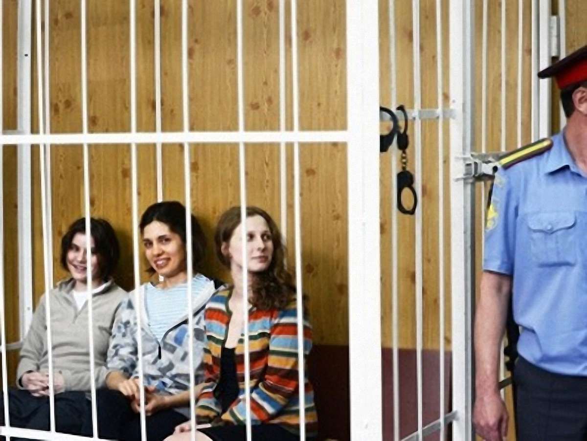 Pussy Riot засудили до 2 років у колонії