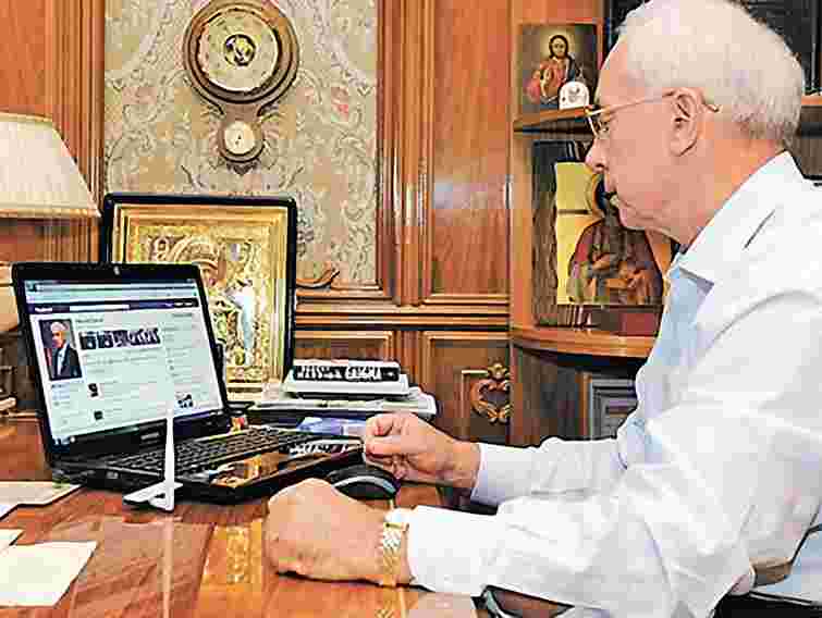 Азаров не проти спортсменів у політиці