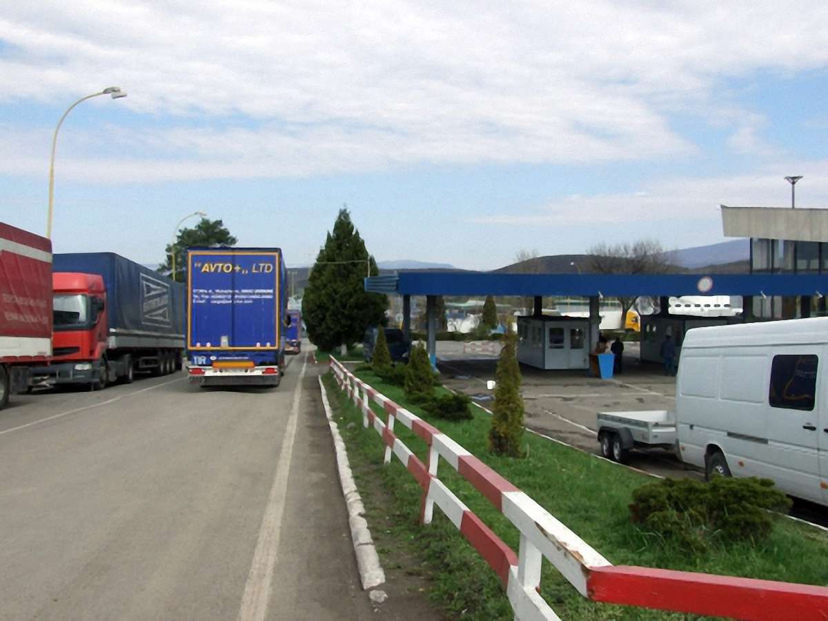 Місця в черзі на кордоні з Україною білоруси продають по $60