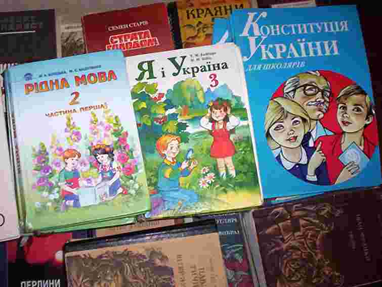 Азаров: Усі області забезпечені шкільними підручниками