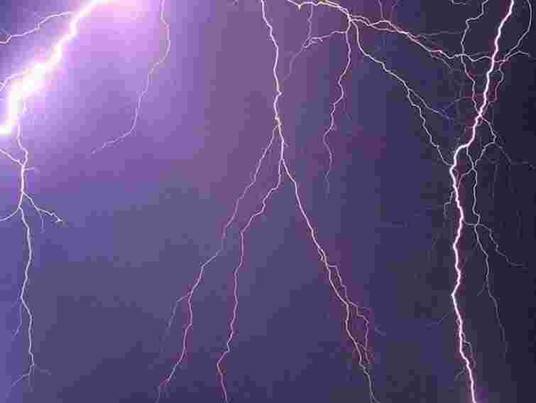 У Криму блискавка вбила на зупинці трьох людей