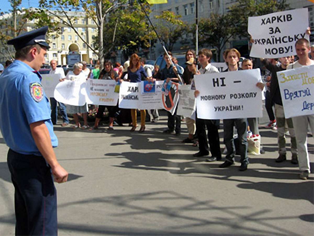 Харків’яни штурмують міськраду через мову