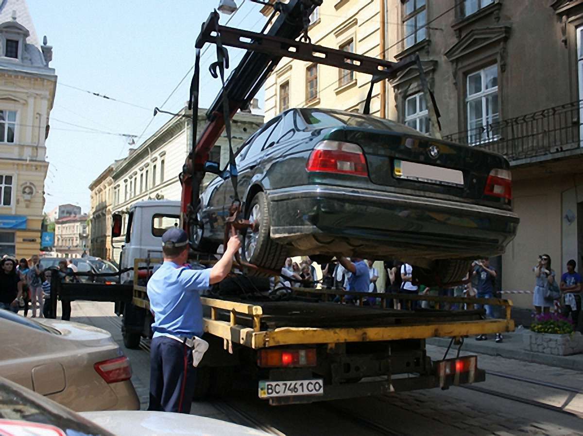 Щодня у Львові евакуатори забирають 10-12 авто