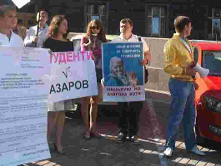 Студенти погрожують нацькувати на Азарова кота