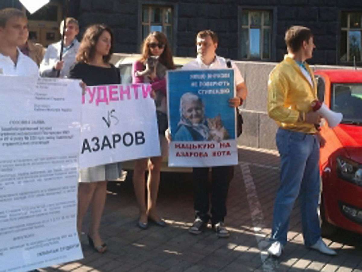 Студенти погрожують нацькувати на Азарова кота
