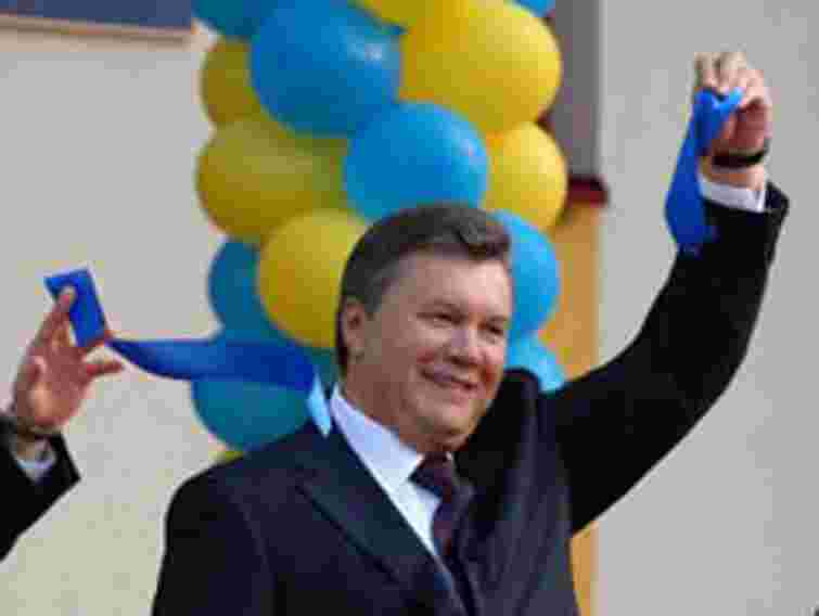 На відкритті Монументу Незалежності Янукович виступив російською