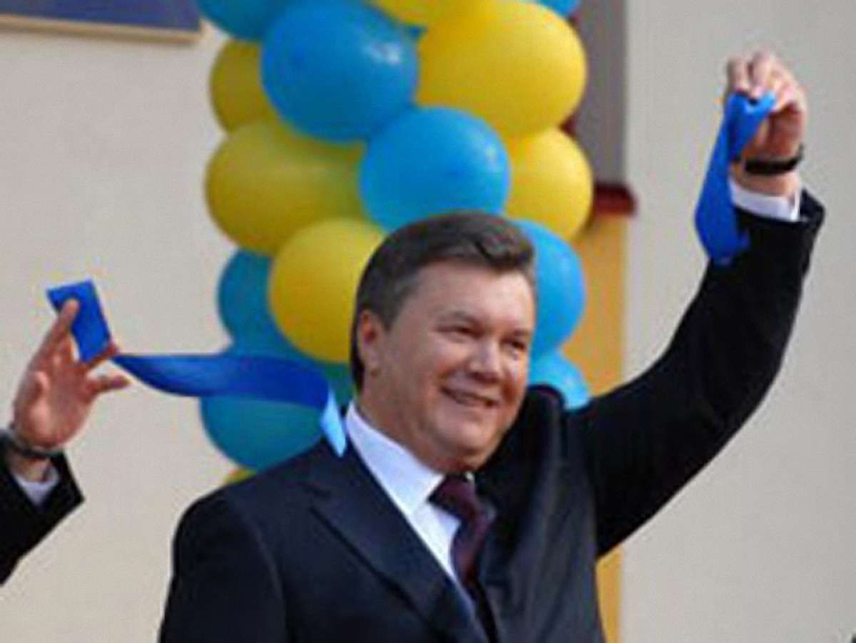 На відкритті Монументу Незалежності Янукович виступив російською