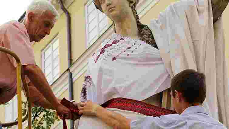 У Львові скульптури на площі Ринок одягли у вишиванки. Фото