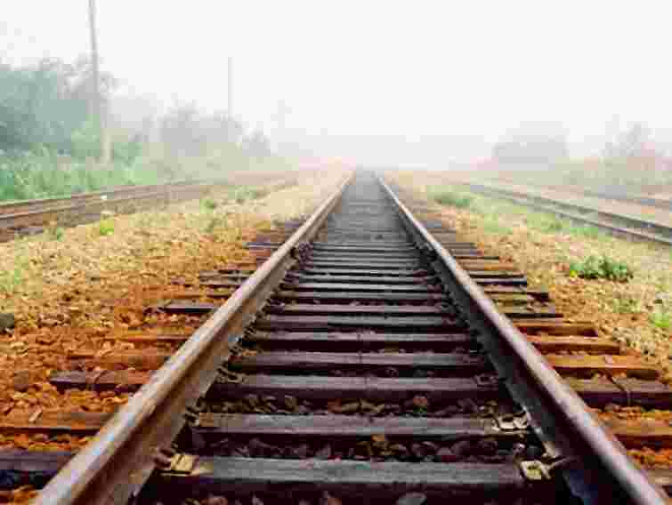 Вантажний потяг на смерть збив чоловіка