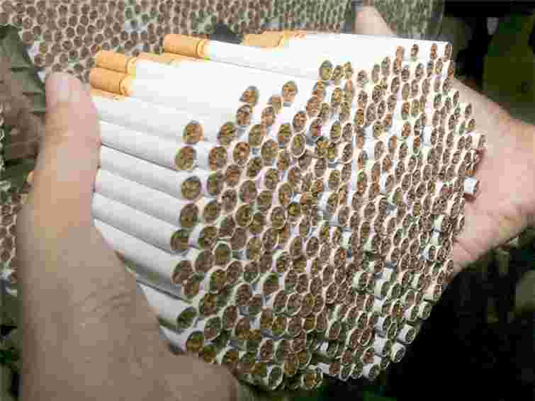 У Львові киянин хотів продати 25 тис. пачок підроблених цигарок