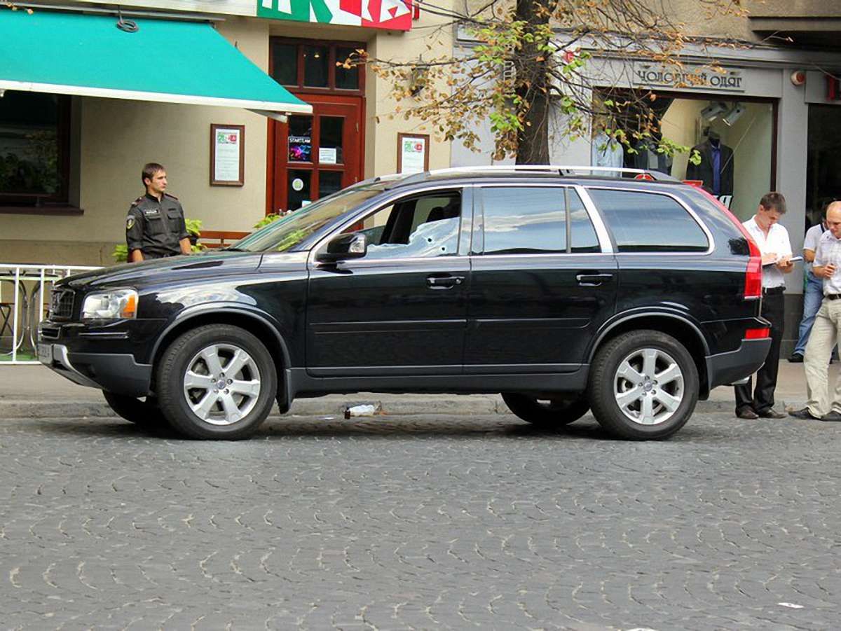 У центрі Львова розстріляли авто кримінального авторитета