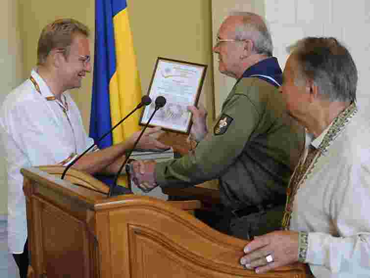 Пластуни вручили меру Львова подяку