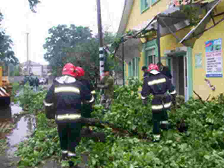 На Рівненщині ліквідують наслідки буревію