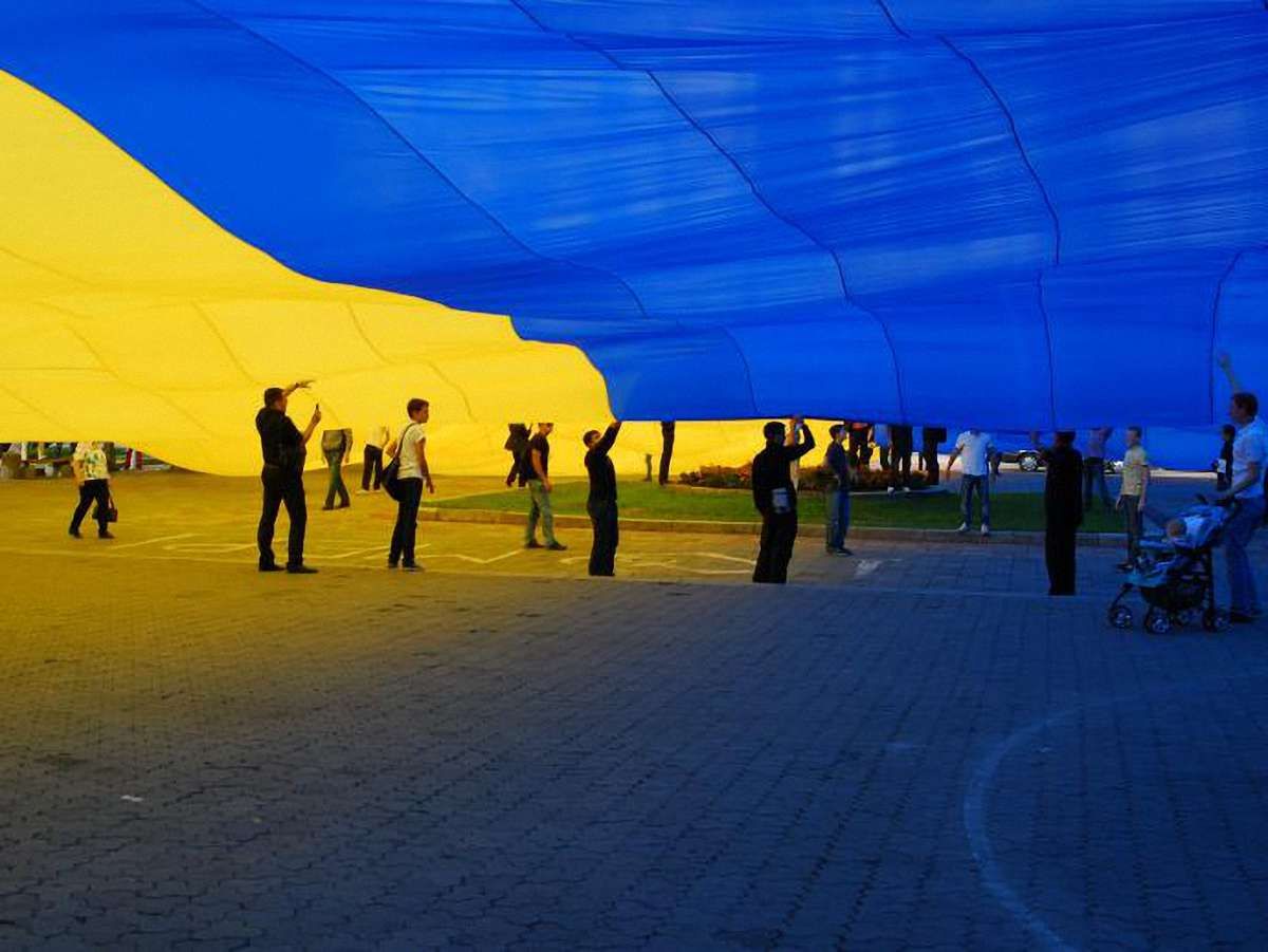 У Львові сьогодні розгорнули найбільший у світі Державний Прапор України