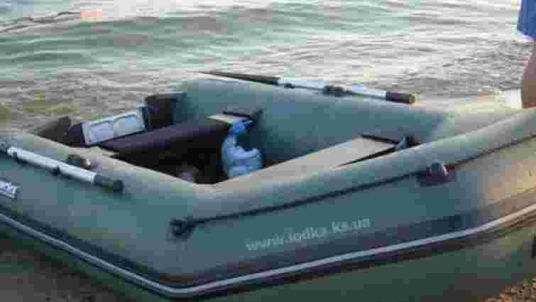 Луцькі прикордонники виявили надувний човен з контрабандою цигарок