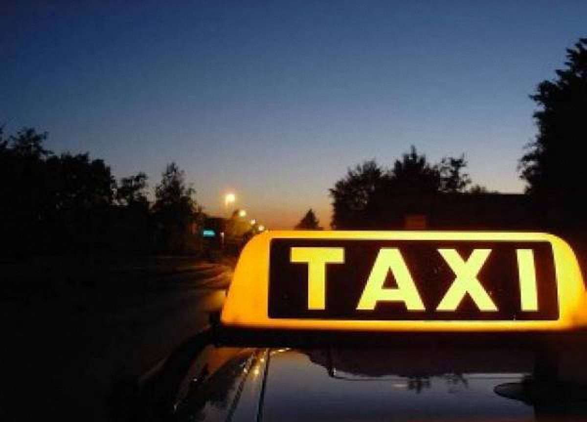 На Львівщині затримали п'яного таксиста зі зброєю