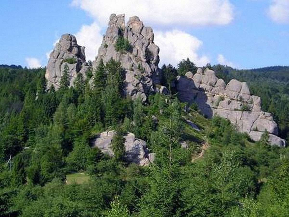 Суд заборонив забудовувати заповідник «Тустань»