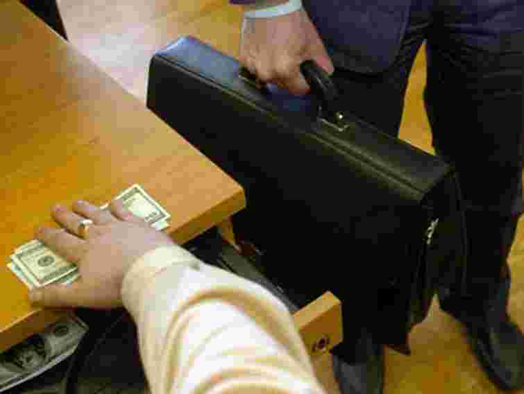 Українці не довіряють держструктурам через корупцію, – опитування