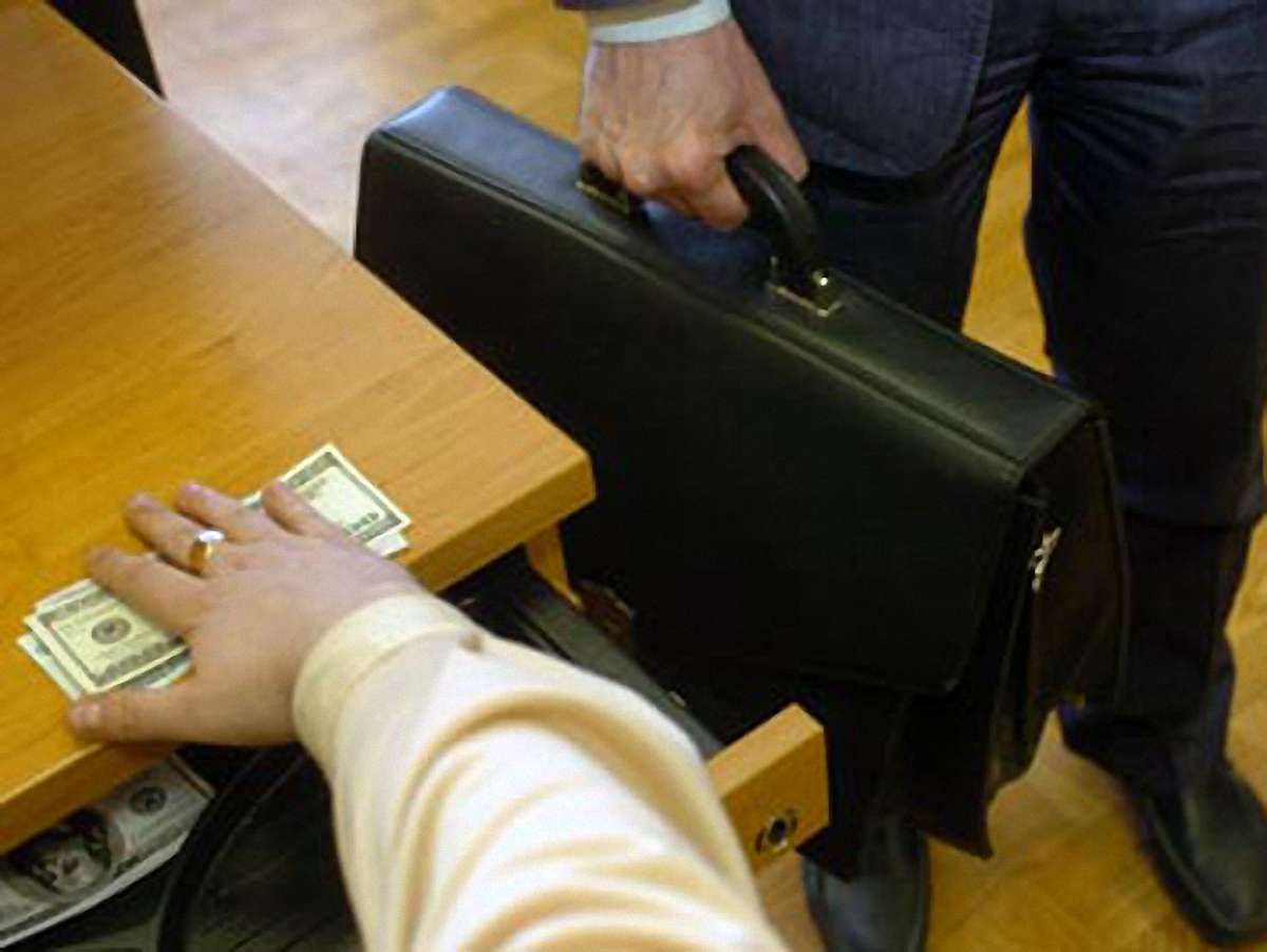 Українці не довіряють держструктурам через корупцію, – опитування