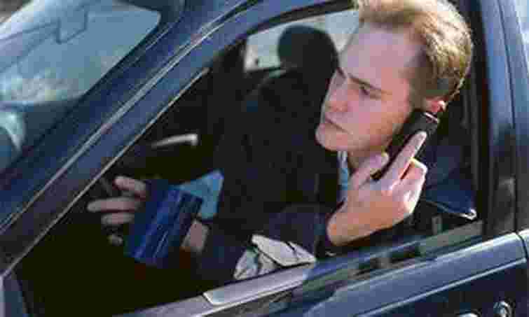 93% українських водіїв розмовляють по телефону за кермом