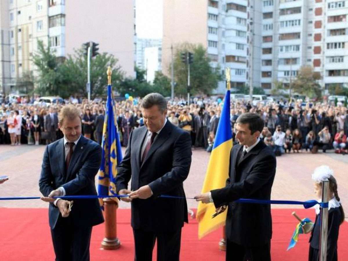 Януковичу на святі Першого дзвоника подякували за рекорд