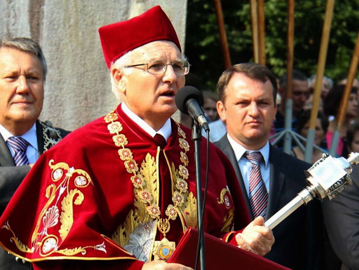 Вакарчуку подарували копію ректорського берла XIX століття