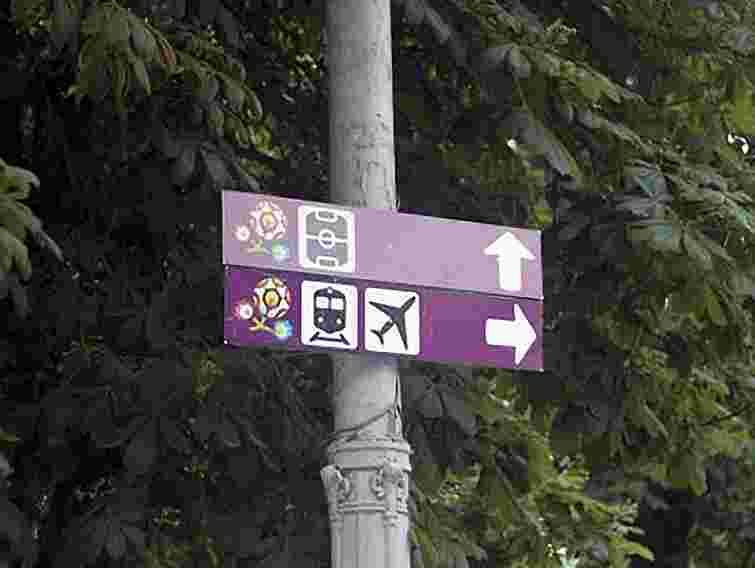 У Львові сьогодні завершать демонтаж вказівників до Євро