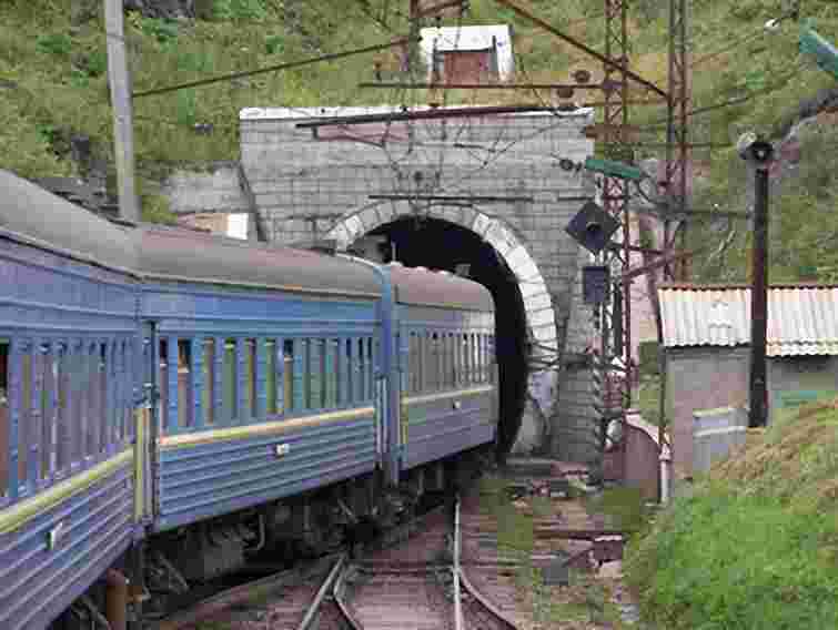 Потяг Львів-Рахів смертельно травмував чоловіка