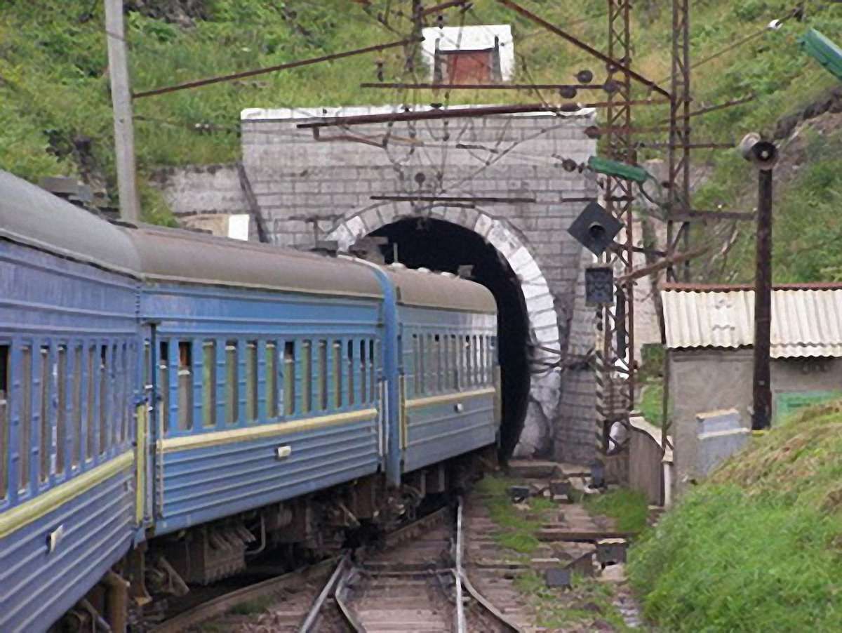Потяг Львів-Рахів смертельно травмував чоловіка
