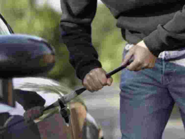 На вул. Тютюнників у Львові викрали автомобіль