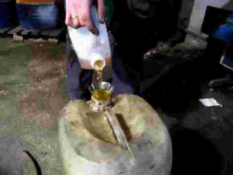 Машиніст зливав з тепловоза пальне