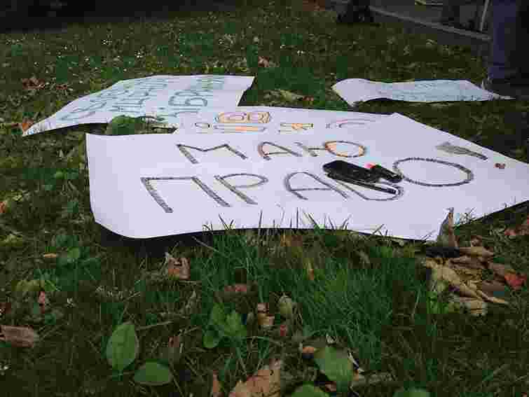 Протестувальники закидали Верховну Раду туалетним папером