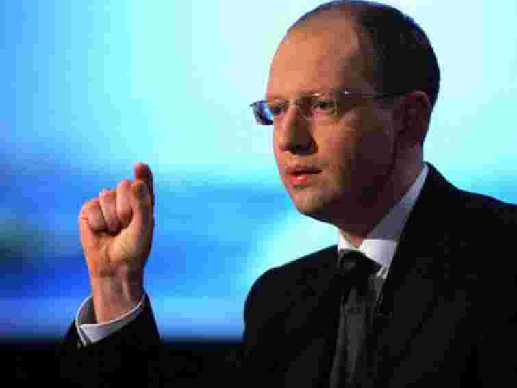 Щоб утримувати владу в країні, треба брехати через ТБ, - політик