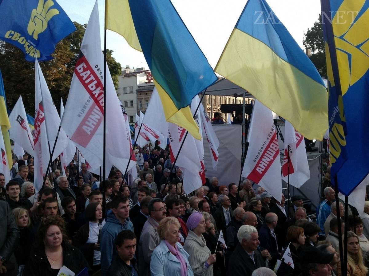 Яценюк: Голосування за треті сили означає підтримку Януковича