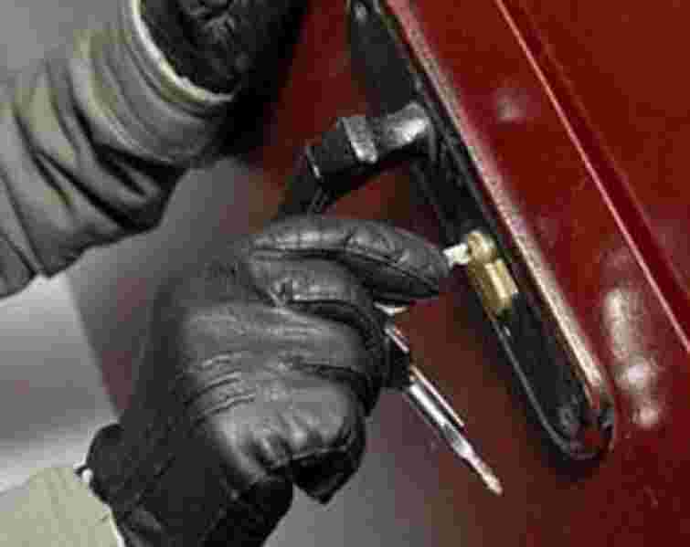 Закохана пара на Львівщині обікрала чотири квартири 