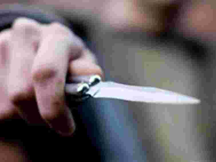 У Києві на кандидата в нардепи напали з ножем: він у лікарні